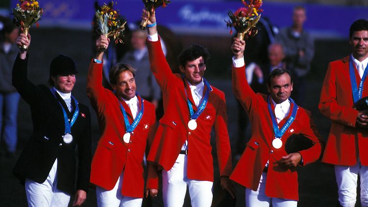 Lesley McNaught (links) bei der Siegerehrung bei Olympia 2000 in Sydney.