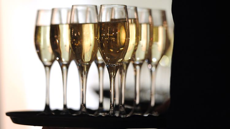 Prosit Neujahr! Dieser Aufruf wird gern von einem Glas Sekt oder Champagner begleitet.