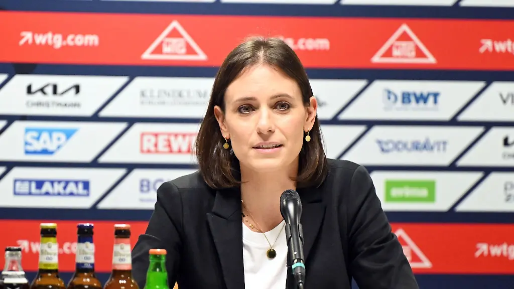 Jennifer-Kettemann-Geschaeftsfuehrerin-der-Rhein-Neckar-Loewen-beantwortet-Fragen-von-Journalisten