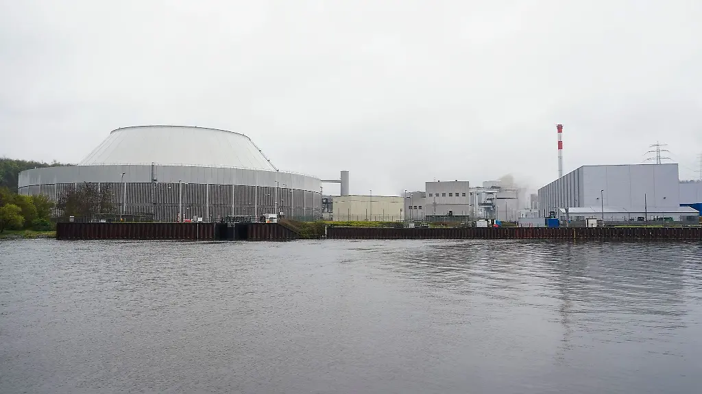 Das-Atomkraftwerk-Neckarwestheim-am-Ufer-des-Neckar