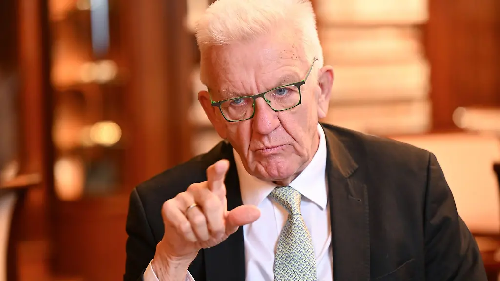 Baden-Wuerttembergs-Ministerpraesident-spricht-bei-einem-Interview-mit-Journalisten