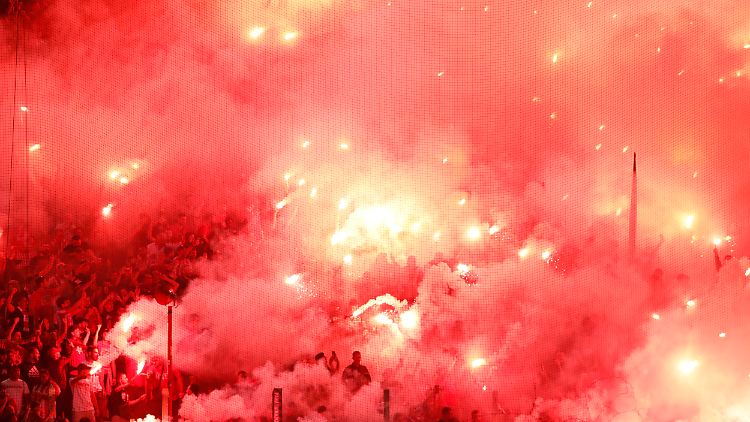 Gerade bei Derbys geht es im griechischen Sport heiß her: Das Bild zeigt ein Fußballspiel zwischen Olympiakos Piräus und Panathinaikos Athen.
