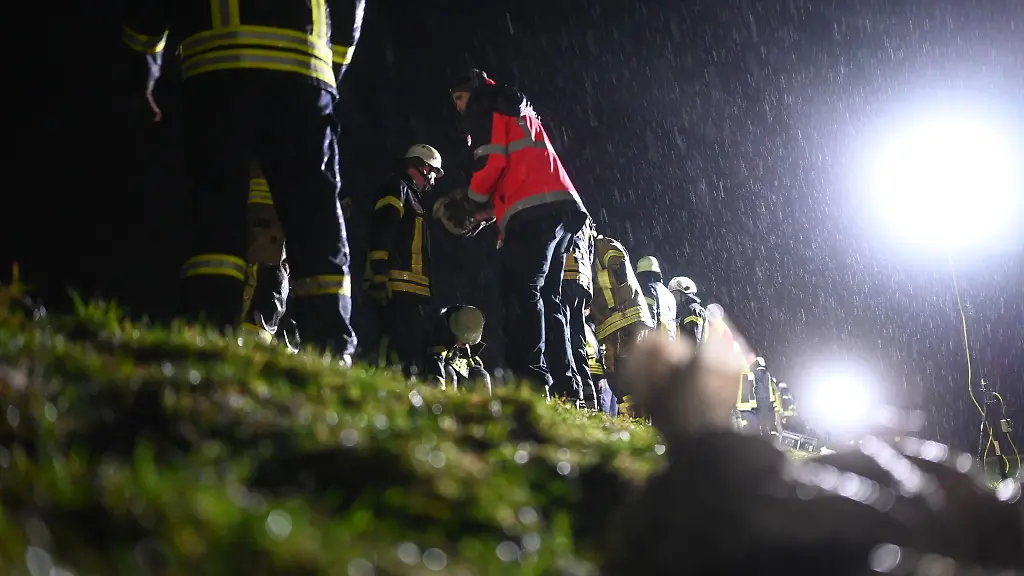 Mit-einer-Menschenkette-werden-gefuellte-Sandsaecke-zu-den-Bruchstellen-in-Hollen-gebracht