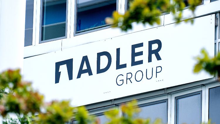 Die Adler Group betonte jedoch, die BaFin habe weder eine Neuaufstellung der Bilanzen verlangt noch ein Bußgeld verhängt.