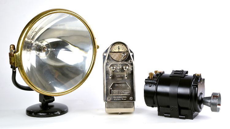 Bosch-Licht mit Generator, Scheinwerfern, Batterie und Reglerschalter.