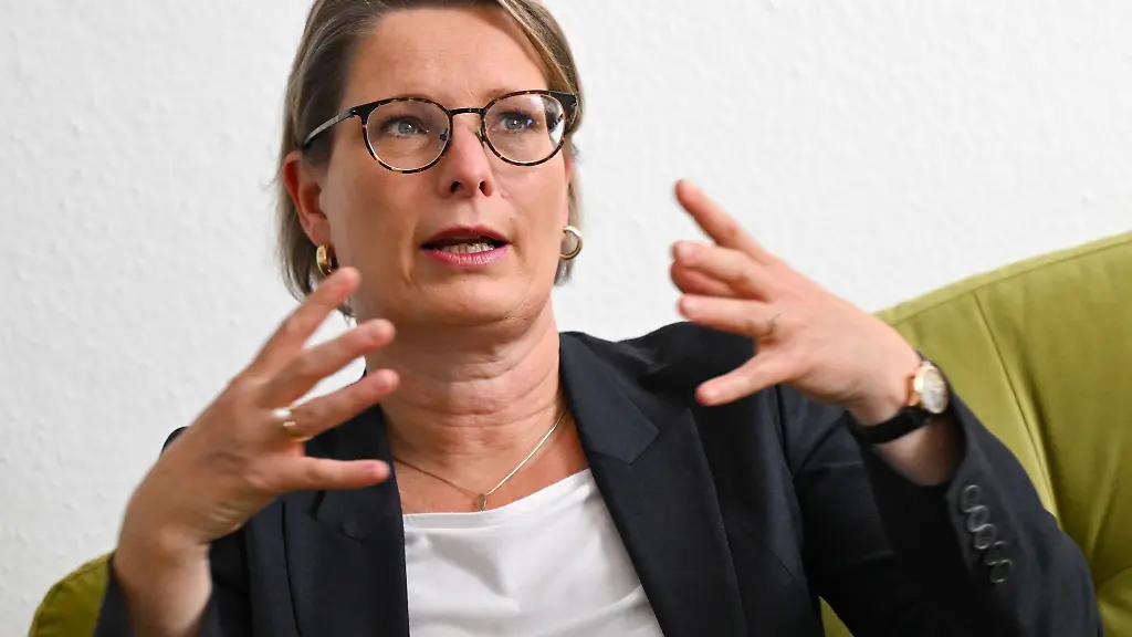 Die-rheinland-pfaelzische-Bildungsministerin-Stefanie-Hubig-spricht-bei-einem-dpa-Interview