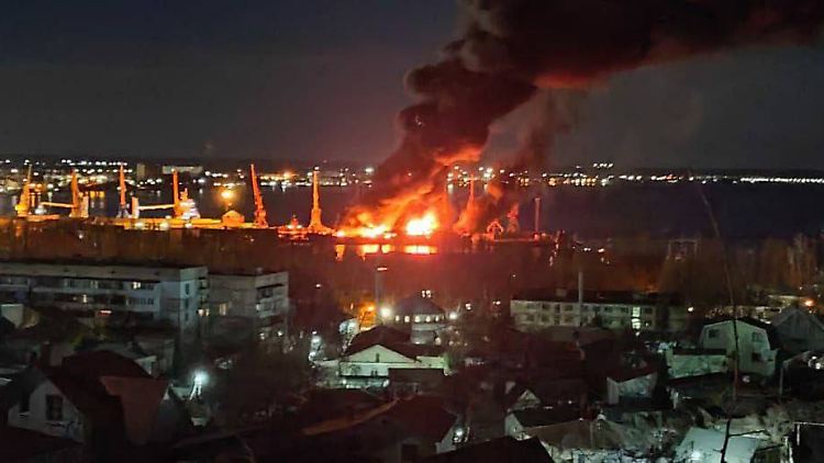 Dieses Foto, welches den Angriff auf das Landungsschiff "Nowotscherkassk" zeigen soll, veröffentlichte das ukrainische Verteidigungsministerium auf Twitter.
