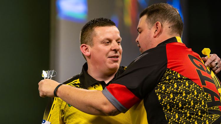 Da waren es nur noch zwei Deutsche bei der Darts-WM: Gabriel Clemens (rechts) unterliegt Dave Chisnall mit 1:4.