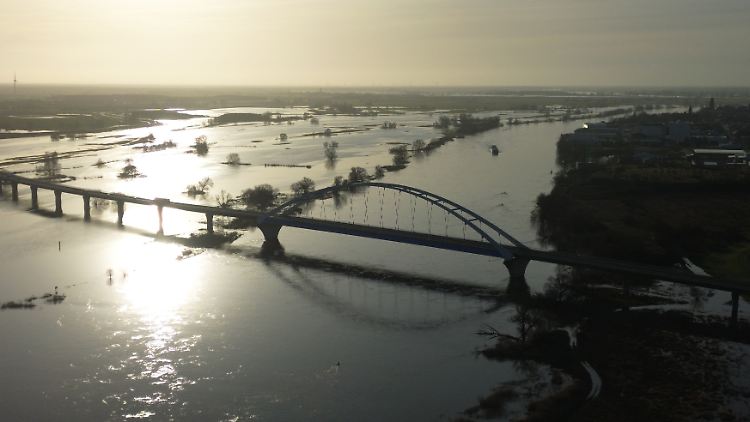 Weite Flächen neben dem Lauf der Elbe sind überflutet. 