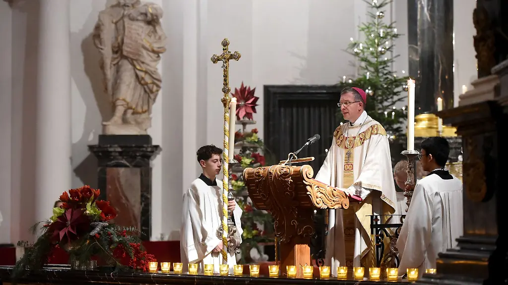 Bischof-Michael-Gerber-spricht-waehrend-der-Christmette-im-Fuldaer-Dom