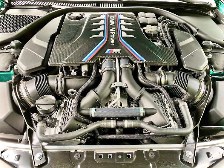 Ein bisschen schöner hätte BMW den klangvollen Achtzylinder schon verpacken dürfen.