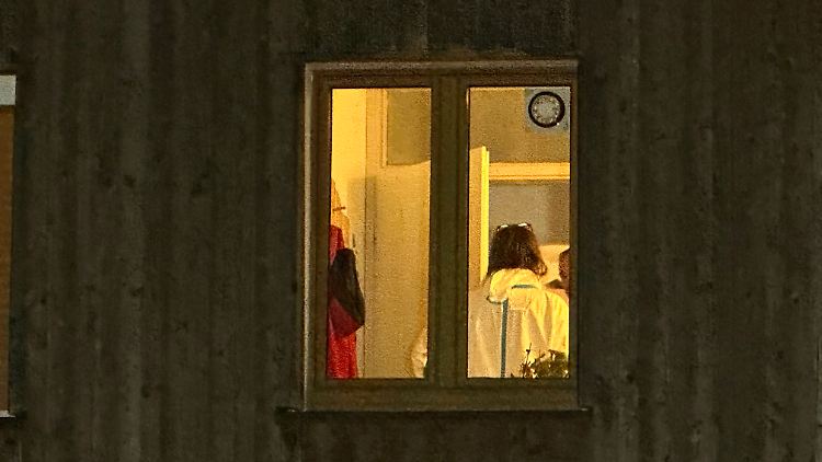 Die Polizei sichert Spuren in der Wohnung der getöteten Frau in Parsberg.