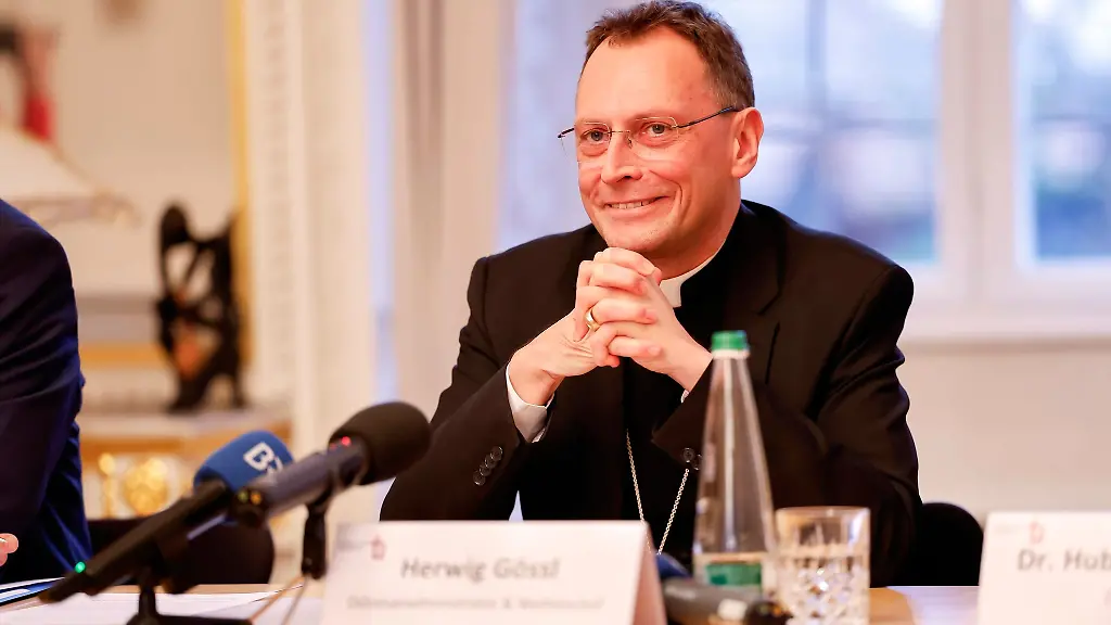 Der-neue-Bamberger-Bischof-Herwig-Goessl-M-laechelt-waehrend-der-Pressekonferenz