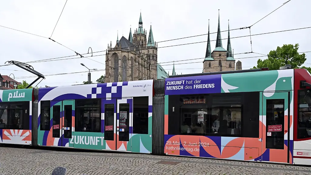 Das-Leitwort-des-Katholikentags-Zukunft-hat-der-Mensch-des-Friedens-ist-auf-einer-Strassenbahn-zu-lesen