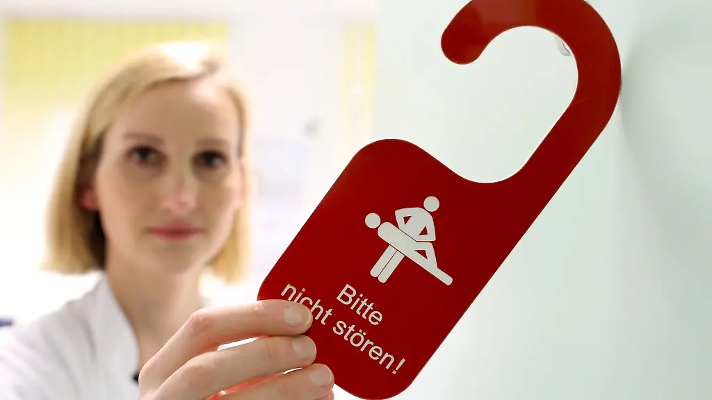 Verena-Kolbe-Rechtsmedizinerin-haengt-ein-Schild-an-die-Tuer-der-Opferambulanz