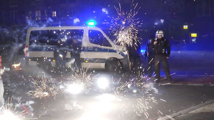 Polizisten in Berlin während eines Einsatzes in der Silvesternacht 2022/23. 