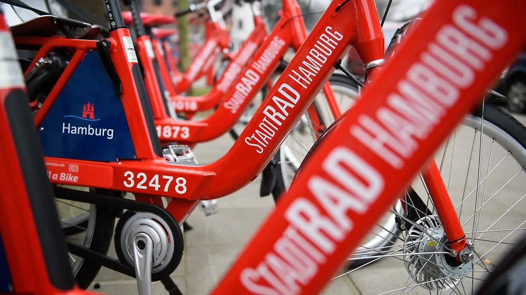 Zahlreiche-Stadtraeder-stehen-an-einer-Verleihstation