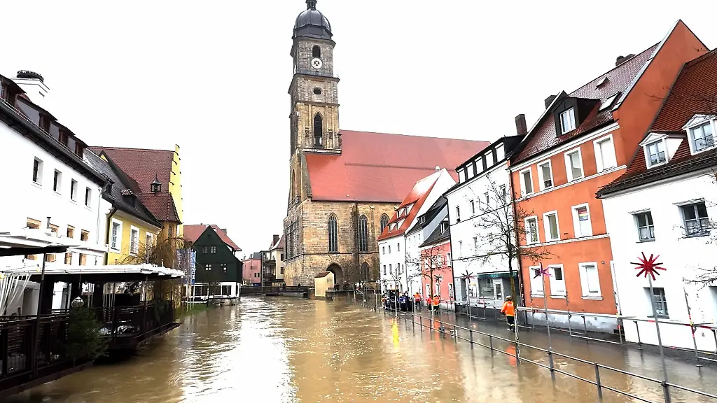 Einsatzkraefte-des-Technischen-Hilfswerk-stehen-an-einem-wegen-des-Hochwassers-der-Vils-errichteten-Hochsteg