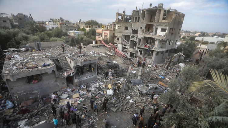 Am 24. Dezember waren bei Luftangriffen in dem Flüchtlingsviertel Al-Maghasi nach Angaben des von der Hamas kontrollierten Gesundheitsministeriums mehr als 70 Menschen getötet worden. 