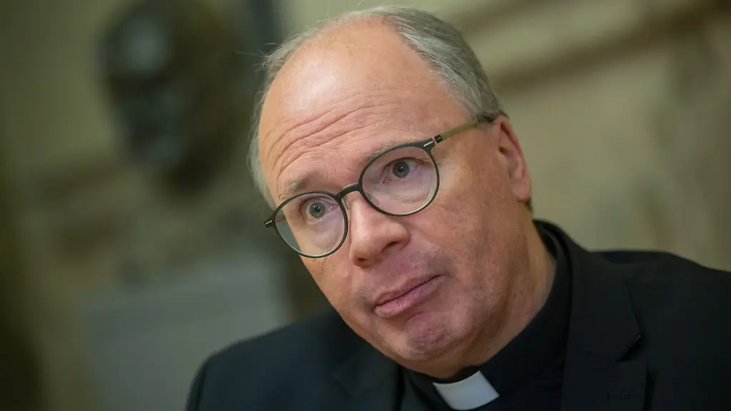 Der-Trierer-Bischof-Stephan-Ackermann-spricht-bei-einem-Interview