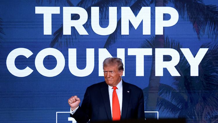Trump werden in Umfragen gute Chancen eingeräumt, seinen Nachfolger und Amtsinhaber Joe Biden bei der Wahl im Herbst 2024 zu schlagen.