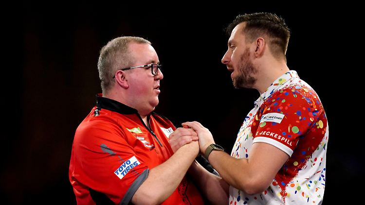 Respekt für ein tolles Turnier: Stephen Bunting hatte lobende Worte für Florian Hempel übrig.