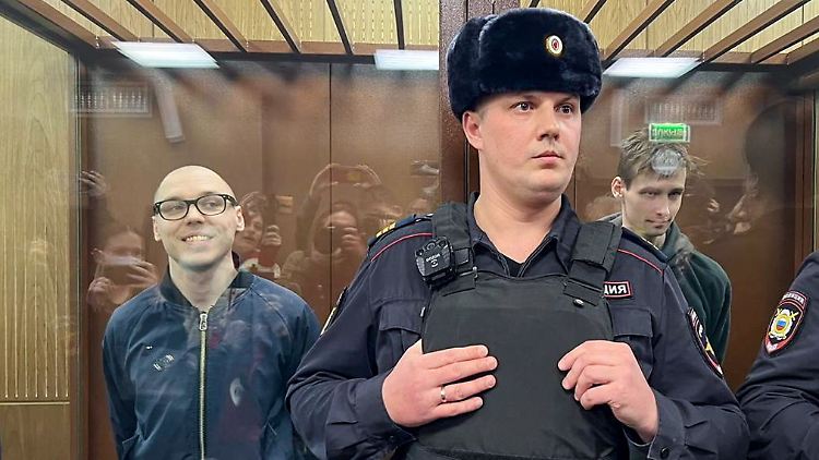 Vor dem Gericht nahm die Polizei mehrere Unterstützer von Artjom Kamardin (l.) und Igor Schtowba (r.) fest.
