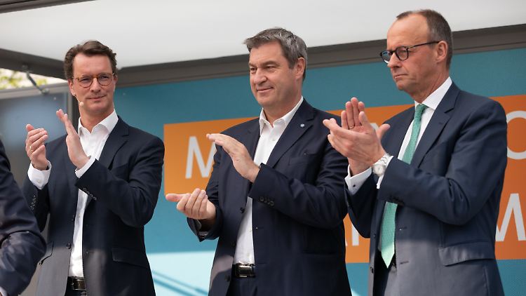 Wüst (l.) wird derzeit neben Merz (r.)  und Söder (M.) als möglicher Unionskanzlerkandidat gehandelt.