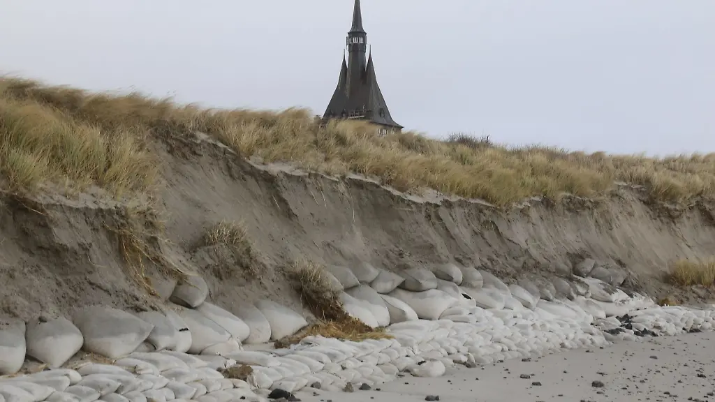 Die-zur-Stabilisierung-der-Duene-dauerhaft-eingebauten-Sandsaecke-wurden-von-den-Wellen-des-Sturmtiefs-Zoltan-freigelegt