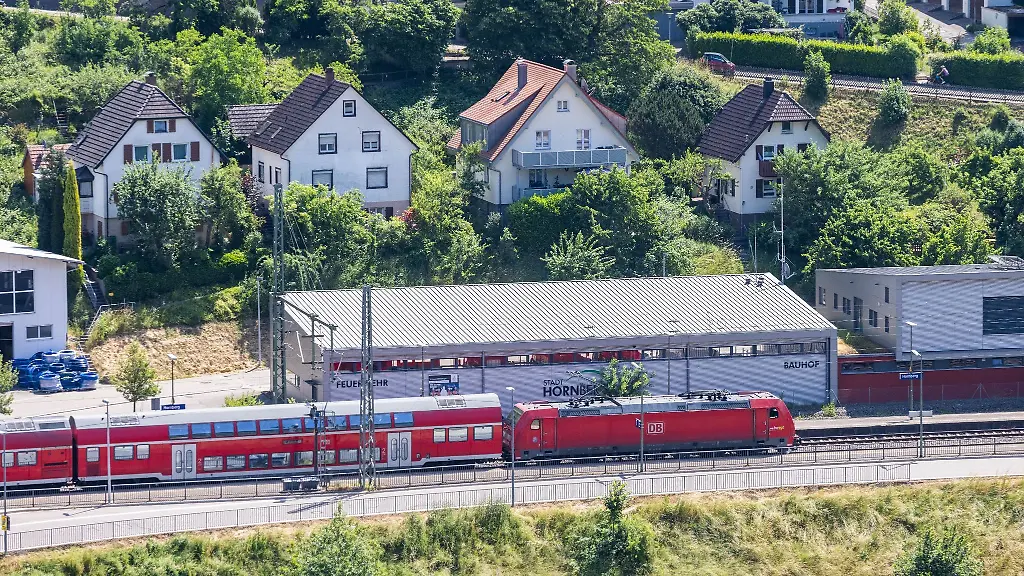 Ein-Regionalexpress-RE-der-Deutschen-Bahn-DB-faehrt-durch-den-Bahnhof-von-Hornberg