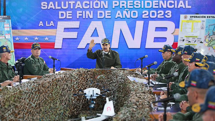 Präsident Nicolás Maduro bei einer Besprechung mit seinen Militärs. 