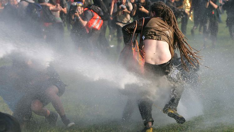 Ein G8-Demonstrant verlor durch den Strahl eines Wasserwerfers 2007 in Heiligendamm sein linkes Augenlicht. Er verlangt 30.000 Euro Schadenersatz und Schmerzensgeld von Mecklenburg-Vorpommern.