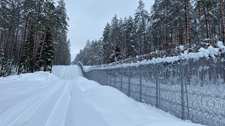An der lettischen Grenze waren bisher mehrlagige Stacheldrahtrollen ausgelegt, die vergleichsweise einfach zu überwinden sind. 