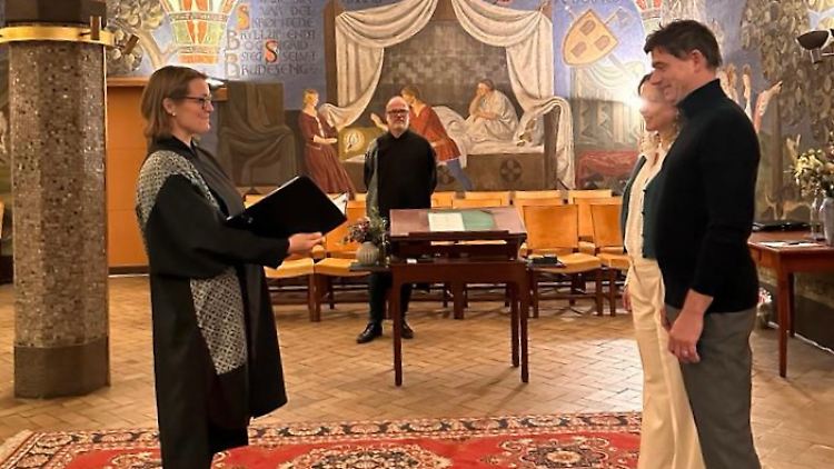 Brautpaar Sandra Ellegiers und Tom Kaiser am 16. November 2023 im alten Rathaus von Kopenhagen. Links die Standesbeamtin, die sich als "Anne" vorgestellt hat. Im Hintergrund ein Mitarbeiter des Standesamts als Trauzeuge und Ringhalter.