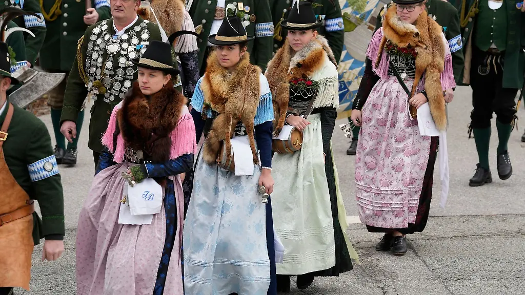 Junge-Frauen-in-Tracht-und-mit-Fuchspelz-nehmen-an-einer-Gedenkfeier-fuer-die-Opfer-der-Sendlinger-Mordweihnacht-von-1705-teil