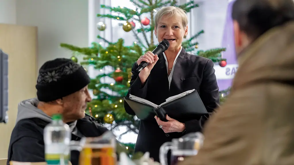 Bischoefin-Kirsten-Fehrs-liest-in-der-Tagesaufenthaltsstaette-fuer-Wohnungslose-der-Diakonie-die-Weihnachtsgeschichte