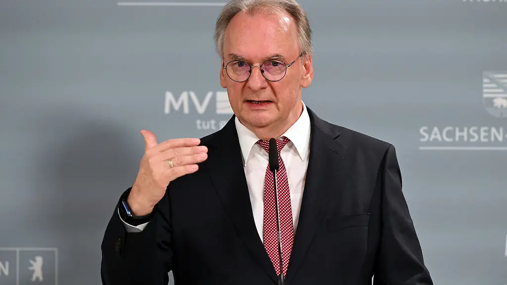 Reiner-Haseloff-CDU-Ministerpraesident-von-Sachsen-Anhalt-waehrend-einer-Pressekonferenz