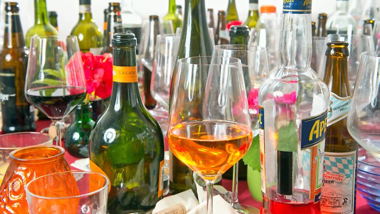 Viel durcheinandergetrunken? Gesundheitsexperten zufolge ist die Menge an Alkohol ausschlaggebend für den Kater, nicht, ob man bei einer Sorte bleibt. Süßes macht aber eher einen Schädel.
