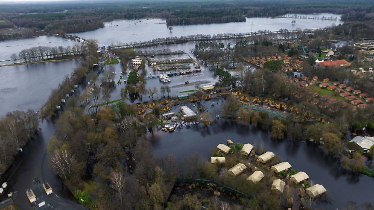 Teile des Serengeti-Parks Hodenhagen stehen unter Wasser.