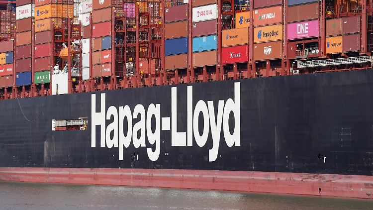 Ein Hapag-Lloyd Containerschiff wird im Hamburger Hafen abgefertigt.