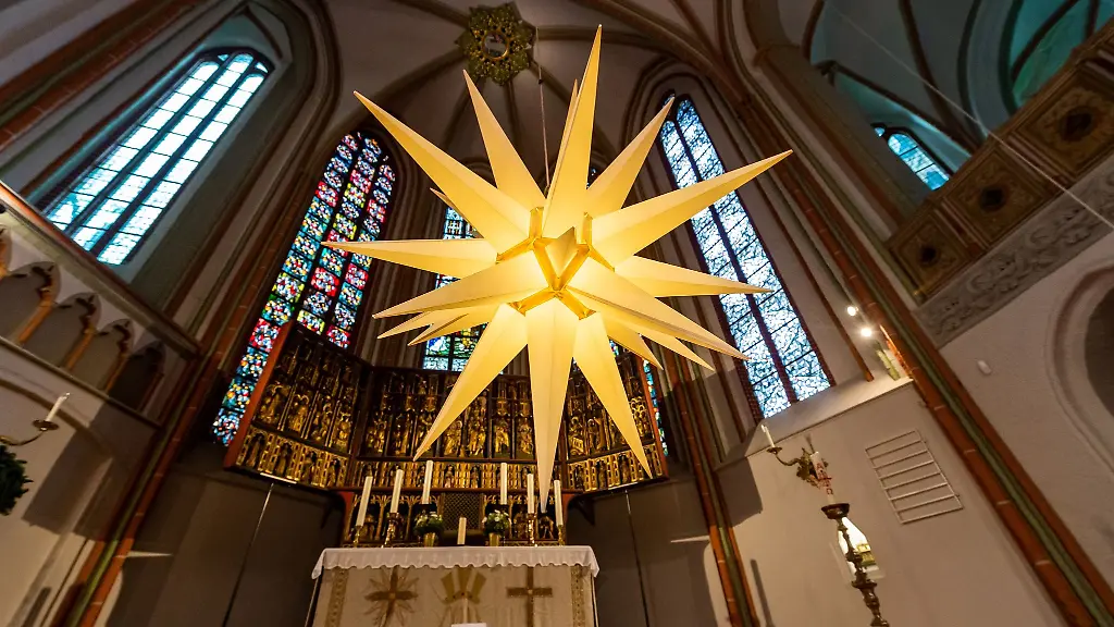 Ein-Weihnachtsstern-haengt-in-der-St-Johanniskirche-in-Lueneburg