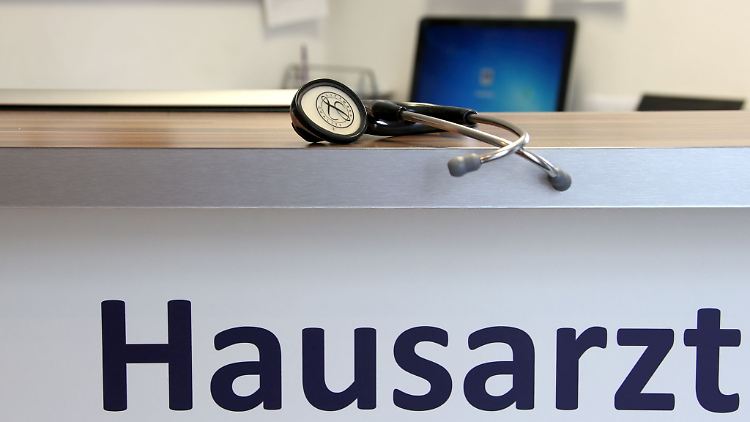Der Hausärztinnen- und Hausärzteverband begrüßte, dass die Politik handeln will. Sonst würde die hausärztliche Versorgung absehbar zusammenbrechen.