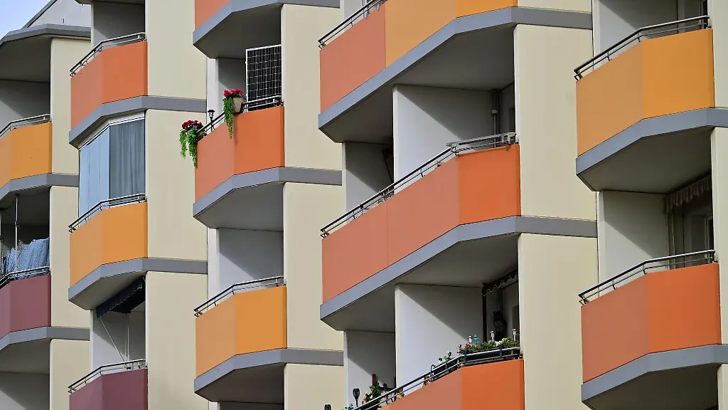 Ein-moderner-Plattenbau-ist-in-Nordhausen-zu-sehen