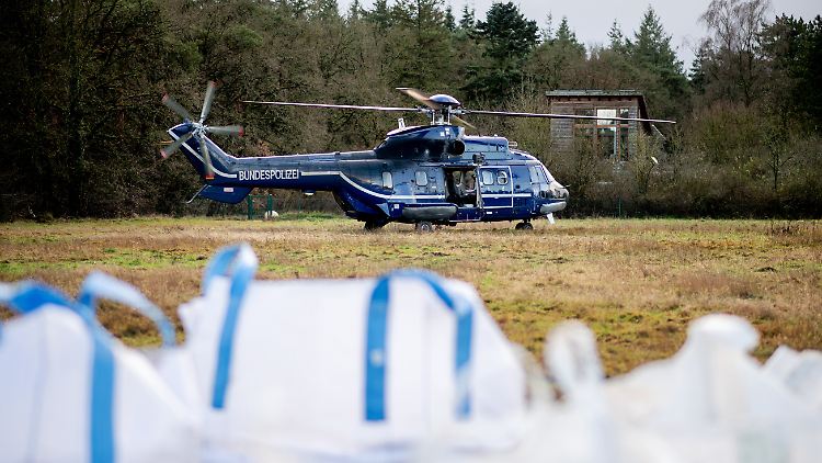 Der Bundespolizeihelikopter bringt Sandsäcke zu den Deichen.