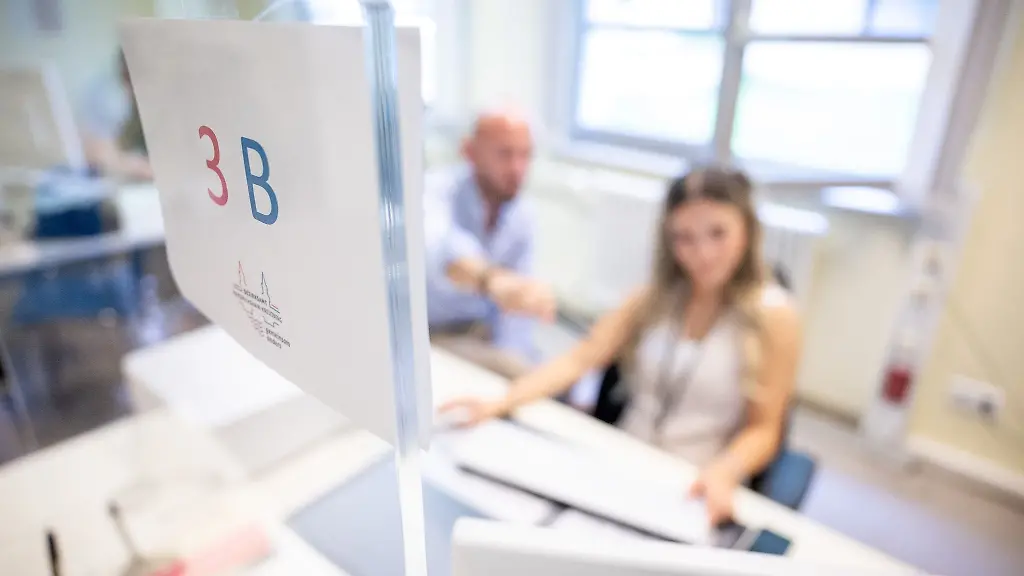 Zwei-Mitarbeiter-arbeiten-im-Ausbildungsbuergeramt