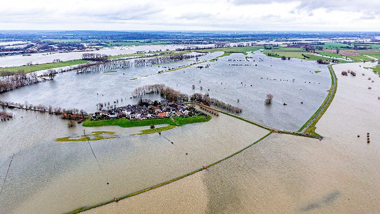 Die Bewohner von Schenkenschanz sind derzeit auf einen Hochwasser-Pendelservice angewiesen.