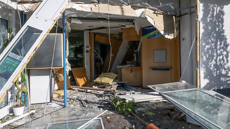 Völlig zerstört ist die Fassade und der Innenraum einer Volksbank-Filiale im hessischen Bad Vilbel, nachdem unbekannte Täter versucht hatten, den Geldautomaten zu sprengen.