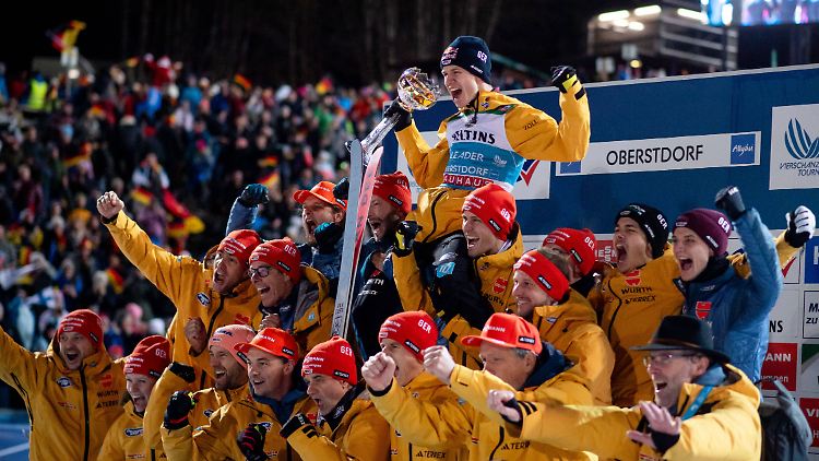 Das deutsche Team ließ Wellinger hochleben.