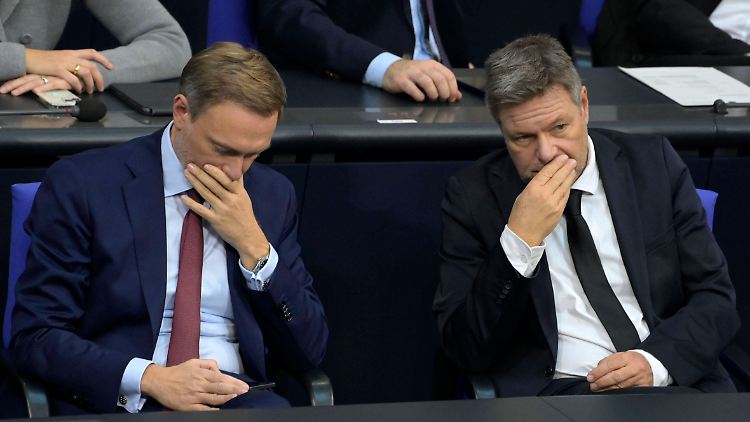 Aus Lindners Finanzministerium wird das Klimageld infrage gestellt und auch der grüne Vizekanzler Habeck setzt sich kaum noch dafür ein. Die Menschen würden ja schon durch die weggefallene EEG-Umlage entlastet, sagt er.