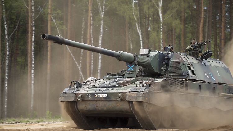 Eine Panzerhaubitze der Bundeswehr bei einer Übung in Litauen.